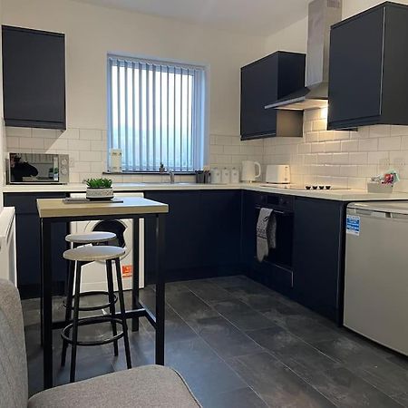 Modern Apartment With En-Suite & Private Kitchen Stoke-on-Trent Buitenkant foto
