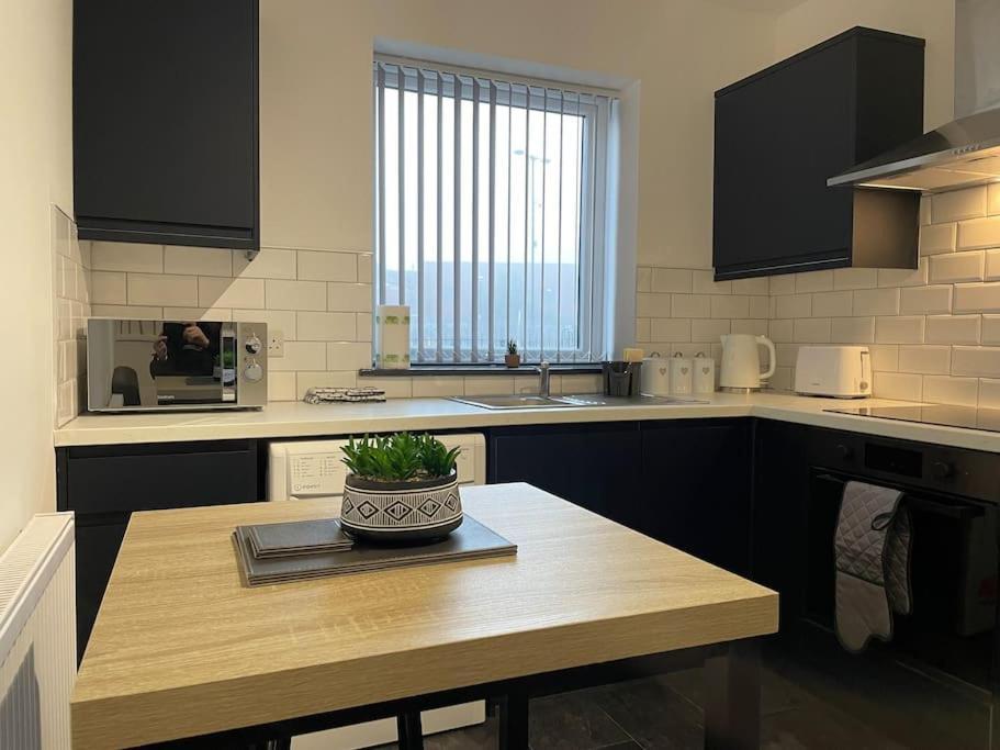 Modern Apartment With En-Suite & Private Kitchen Stoke-on-Trent Buitenkant foto