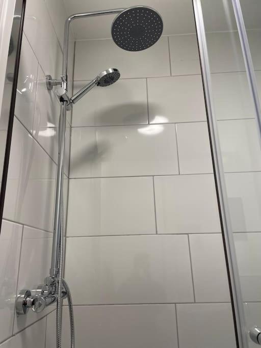 Modern Apartment With En-Suite & Private Kitchen Stoke-on-Trent Buitenkant foto