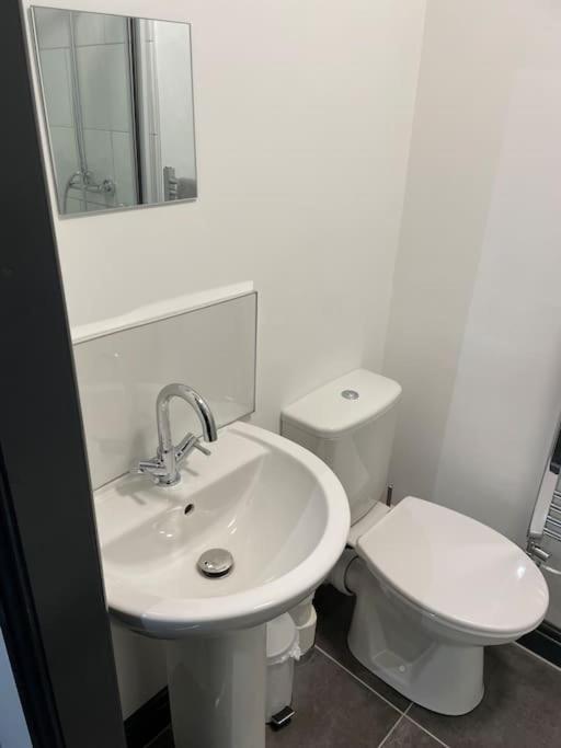 Modern Apartment With En-Suite & Private Kitchen Stoke-on-Trent Buitenkant foto