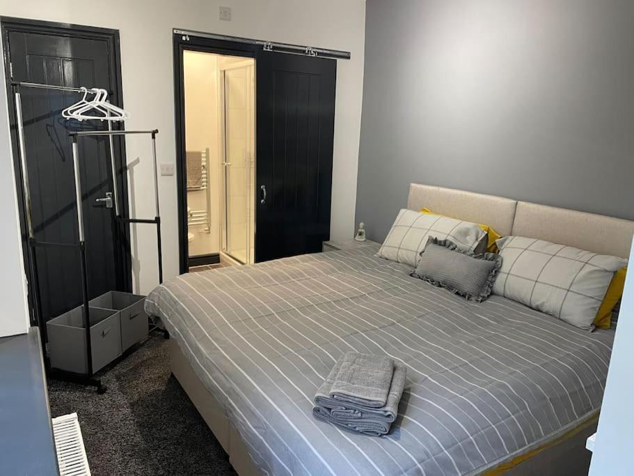 Modern Apartment With En-Suite & Private Kitchen Stoke-on-Trent Buitenkant foto