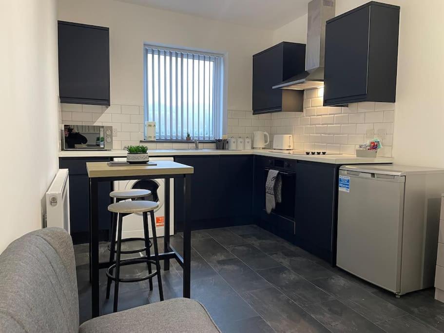 Modern Apartment With En-Suite & Private Kitchen Stoke-on-Trent Buitenkant foto